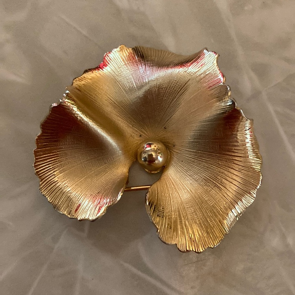 Vintage Giovanni Gold Tone Leaf Brooch